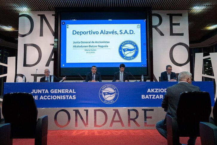 El presidente albiazul Alfonso Fernández de Trokoniz, acompañado por miembros de la Junta.