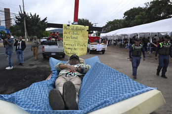 Protesta de un seguidor del partido Libre.
