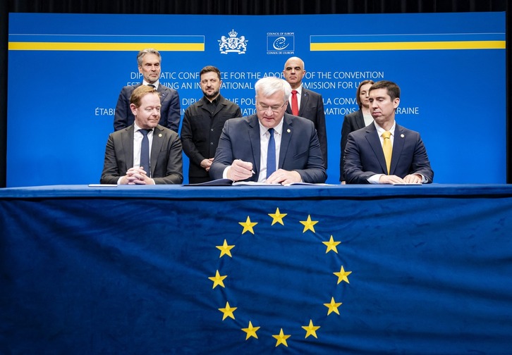 Firma de un documento, ayer en La Haya.