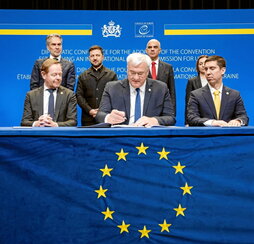 Firma de un documento, ayer en La Haya.