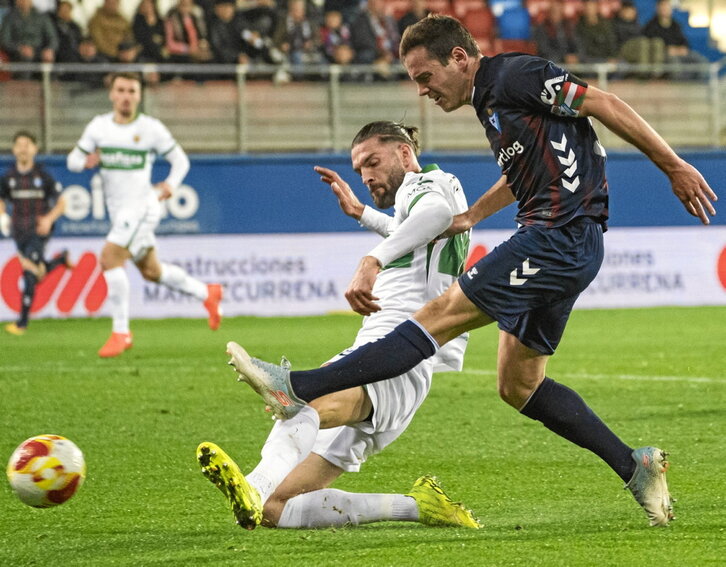 Bautista, que lo intentó sin fortuna, remata a puerta.