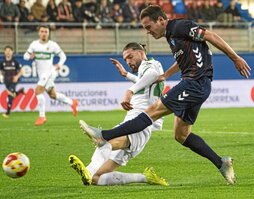 Bautista, que lo intentó sin fortuna, remata a puerta.