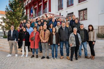 Hendaia Biltzen hautagaitzaren eskaintza politikoa landu duten herritarren argazki-familia, abenduaren 13an.