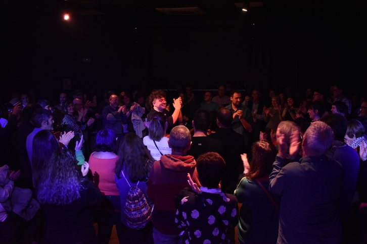 Janus Lesterren zuzeneko musikak girotu zuenKafe Antzokian egin zen ekitaldia.