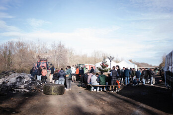 Los ganaderos han cortado los accesos por carretera a Ipar Euskal Herria.