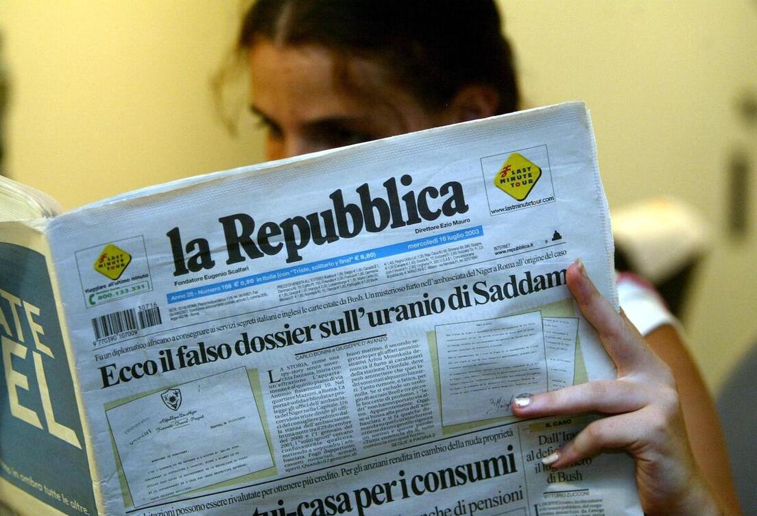 Una mujer lee una de las exclusivas de ‘La Repubblica’, en el año 2003.