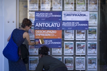 Imagen de archivo de una manifestación para denunciar la situación de la vivienda en Donostia.