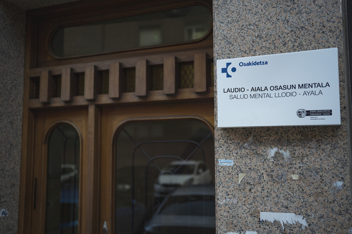 Cartel que indica la ubicación del centro de salud mental de Laudio.