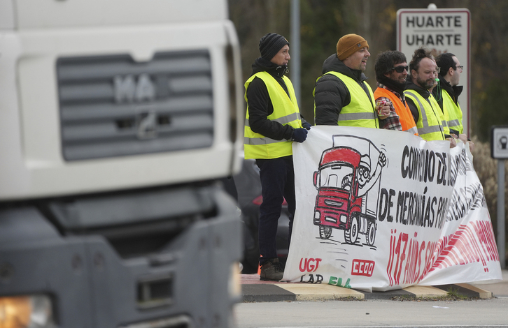 Jornada de huelga en el transporte de Nafarroa, este lunes en Esteribar.