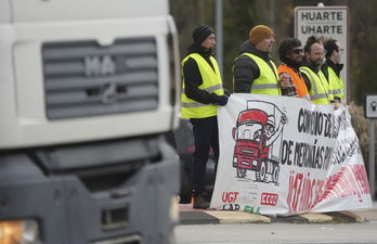 Jornada de huelga en el transporte de Nafarroa, este lunes en Esteribar.