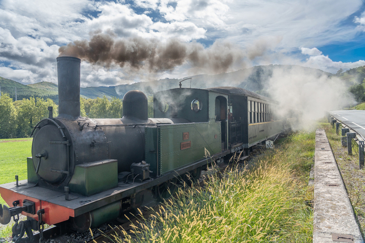 Museoko tren bat, martxan.