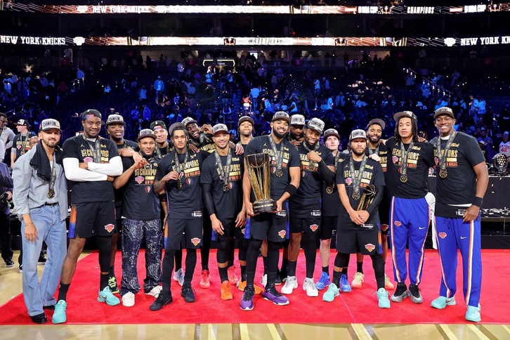 La plantilla de los Knicks de Nueva York posa con su flamante trofeo de Copa.