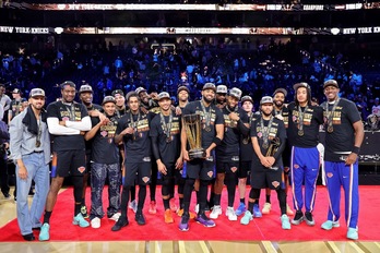 La plantilla de los Knicks de Nueva York posa con su flamante trofeo de Copa.