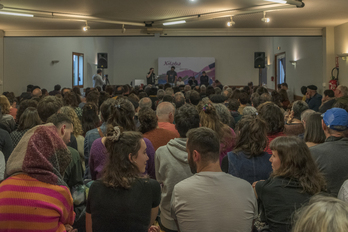 Jende parrasta bildu da orain arte eginiko saioetan. Irudian, Muskildiko Posonpesenea gelan jokaturiko saioa..