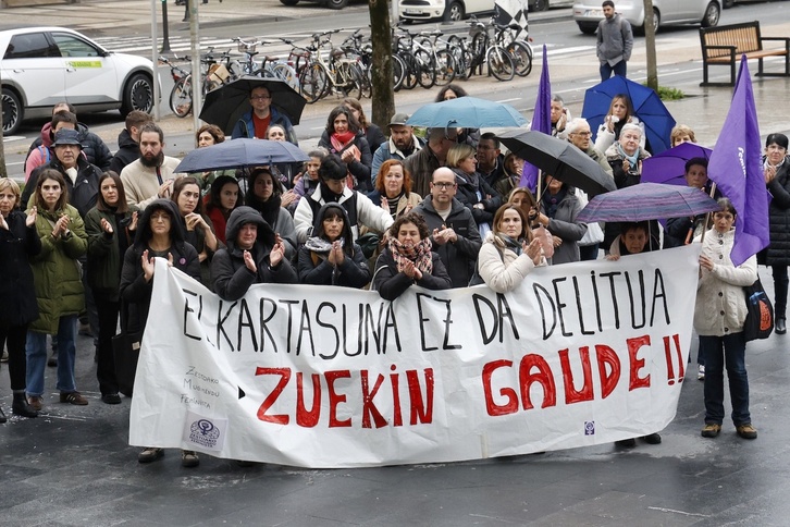 Astearte goizean abiatu zen epaiketa; elkartasun feminista adierazi zuten epaitegien kanpokaldean.