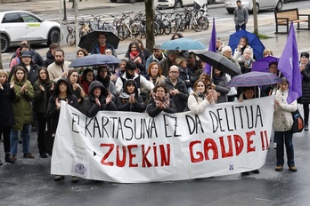 Astearte goizean abiatu zen epaiketa, elkartasun feminista adierazi zuten epaitegien kanpokaldean.