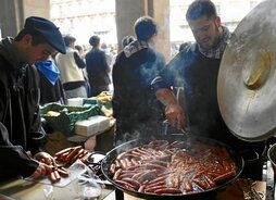 Uno de los puestos de venta de txistorra instalados por diferentes asociaciones y centros educativos.