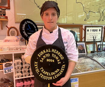 Ainhoa Loidi Iturzaeta, dendan dituen garaikurrez inguratuta. Eskuetan, Donostiako azken txapela.