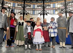 Larraitz, Lucia eta Rosa, atzean, irabazleen taldeko argazkian.