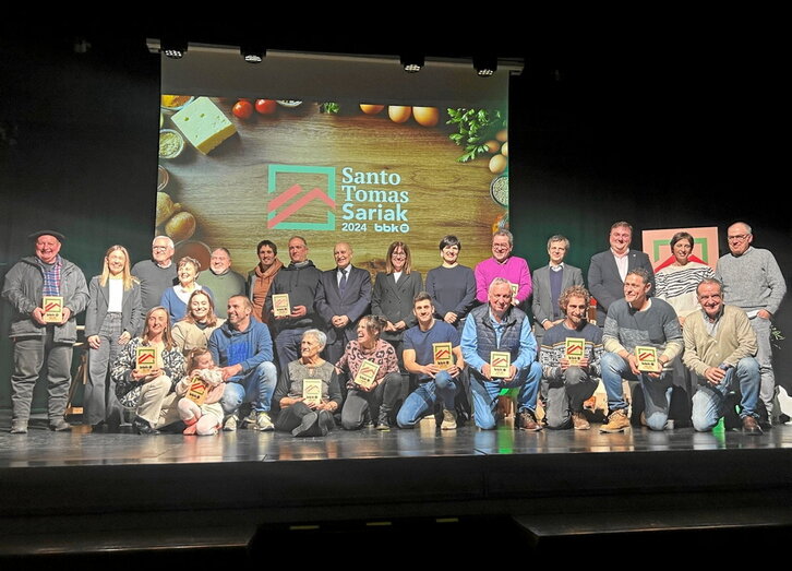 Los quince galardonados posan junto a los representantes de la fundación BBK-Kutxabank, la Diputación Foral de Bizkaia y el Gobierno Vasco.
