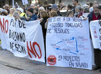 Protesta contra la biometanización ante el Parlamento navarro.