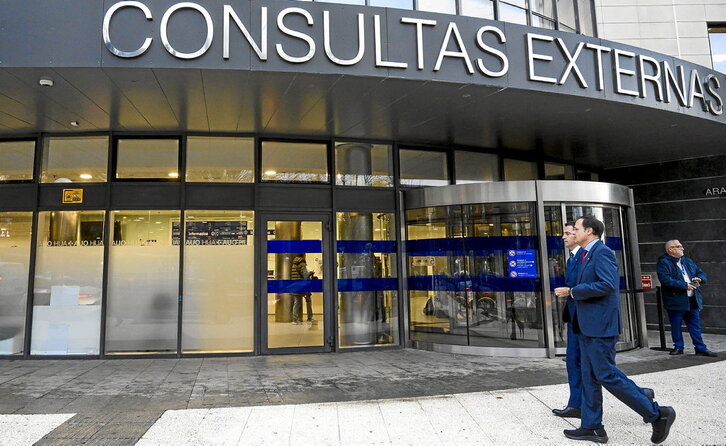 Pradales y Martínez, a su llegada al edificio de Consultas Externas de Txagorritxu.