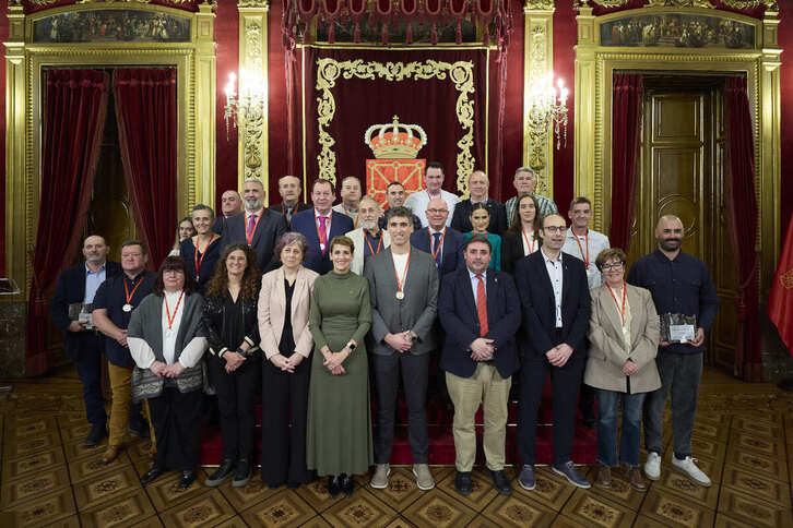 Javier Urriza posa con instituciones y otros premiados con su nueva medalla de oro.