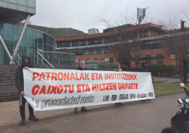 Protesta sindical por el transportista fallecido el pasado lunes en el peaje de Biriatu.
