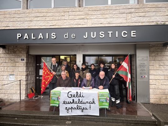 Asteazken honetan egin dute agerraldia Baionan.