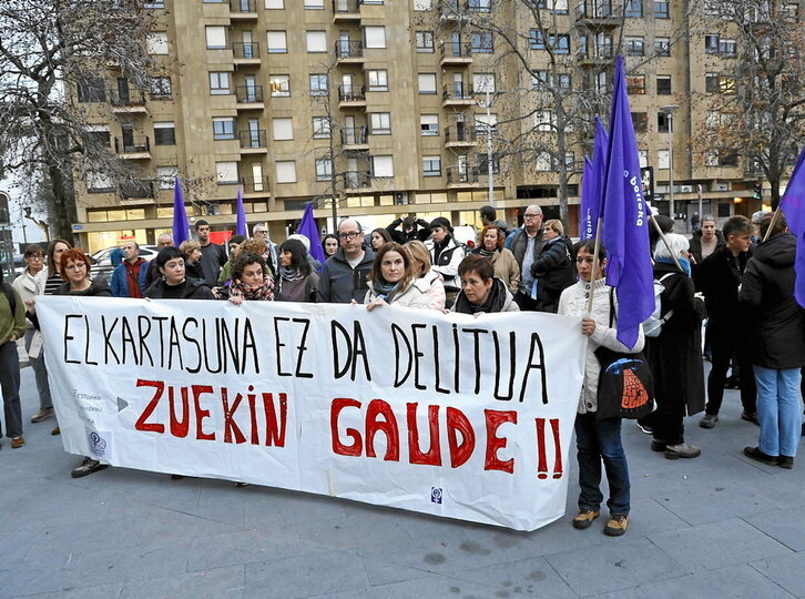 Elkarretaratze feminista egin zuten, asteartean, epaitegiaren aurean.