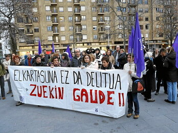 Elkarretaratze feminista egin zuten, asteartean, epaitegiaren aurean.