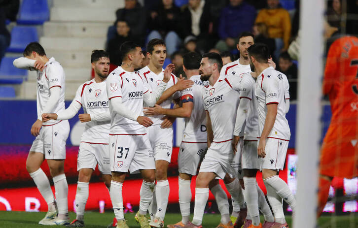 La plantilla de Osasuna celebra el primer gol de Raúl García de Haro.