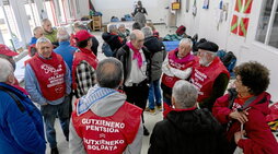 Pensionistas, en los locales parroquiales de Errota, en Gasteiz, donde pasaron la noche.