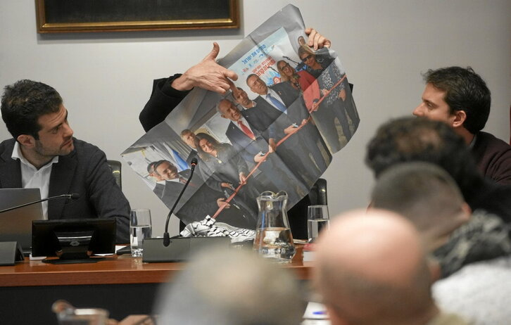 Santiago González muestra una foto de Netanyahu con responsables de CAF-Israel.