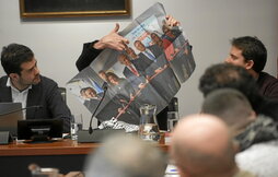 Santiago González muestra una foto de Netanyahu con responsables de CAF-Israel.