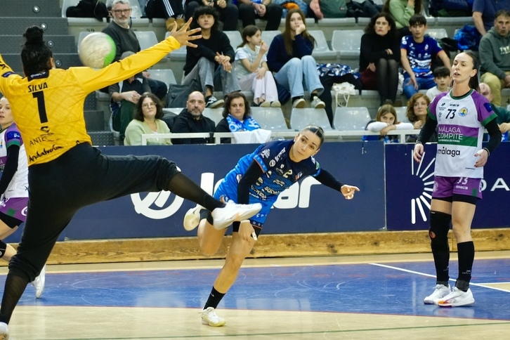 Elba Álvarez intenta anotar ante la portería del Málaga.