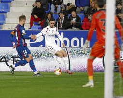 Raúl García de Haro, autor de un doblete, conduce el balón ante un rival del Huesca.