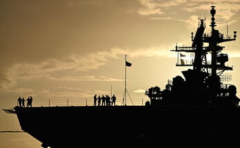Soldados de EEUU, en un buque de asalto anfibio atracado en Puerto Rico.