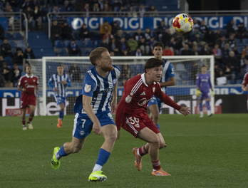 Carlos Vicente, que en la imagen pugna con Oso, ha sido el autor del único gol del partido.