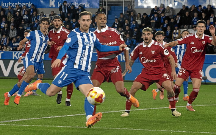 Toni Martínez trata de rematar un balón entre la poblada defensa sevillista.