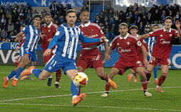 Toni Martínez trata de rematar un balón entre la poblada defensa sevillista.