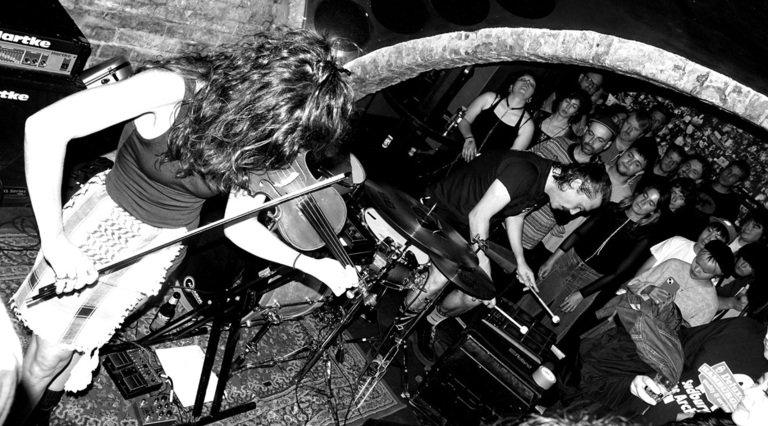 Emanaldi beroak eskaintzen ditu Los Sara Fontan bikoak.