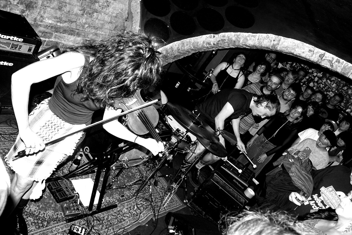 Emanaldi beroak eskaintzen ditu Los Sara Fontan bikoak.