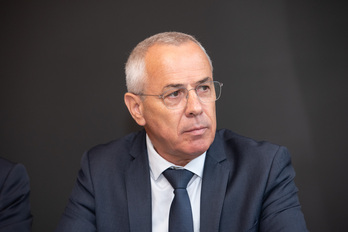 Claude Olive, Angeluko auzapeza.