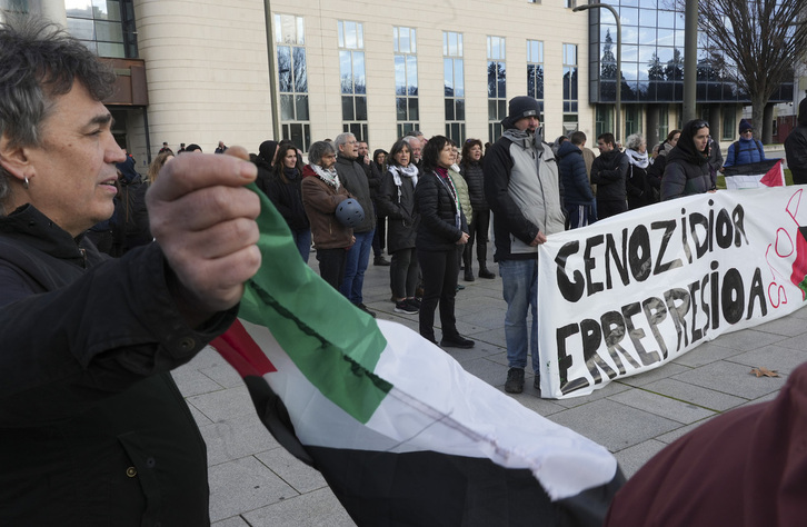 Concentración ante la Audiencia de Nafarroa para denunciar la llamada a declarar a cuatro personas por la protesta contra la Vuelta en Irunberri.