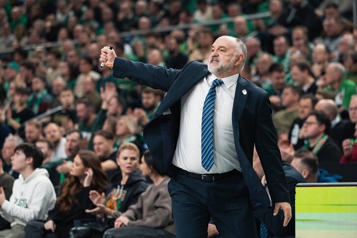 Pablo Laso enacción, en su primer partido de Euroliga al frente de Anadolu Efes.