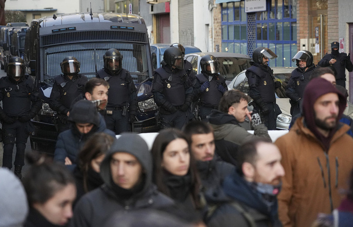 Dispositivo policial durante la concentración contra el desahucio de Burlata, que finalmente ha sido aplazado.