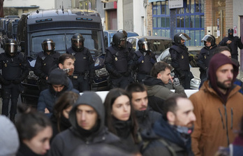 Dispositivo policial durante la concentración contra el desahucio de Burlata, que finalmente ha sido aplazado.