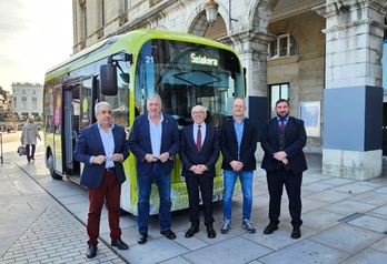 Joseba Asiron eta Jean-Rene Etchegaray Baiona hiriguneko auzoak eta inguruko aparkalekuak lotzen dituen doako autobus tippi baten aitzinean.