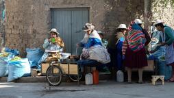 Boliviako zenbait emakume janaria prestatzen kalean.